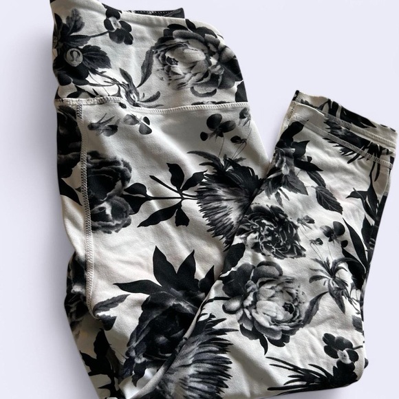 Lululemon Capri Leggings Size 8 – Black & White Floral Print🖤🤍🖤🤍 - Picture 3 of 8